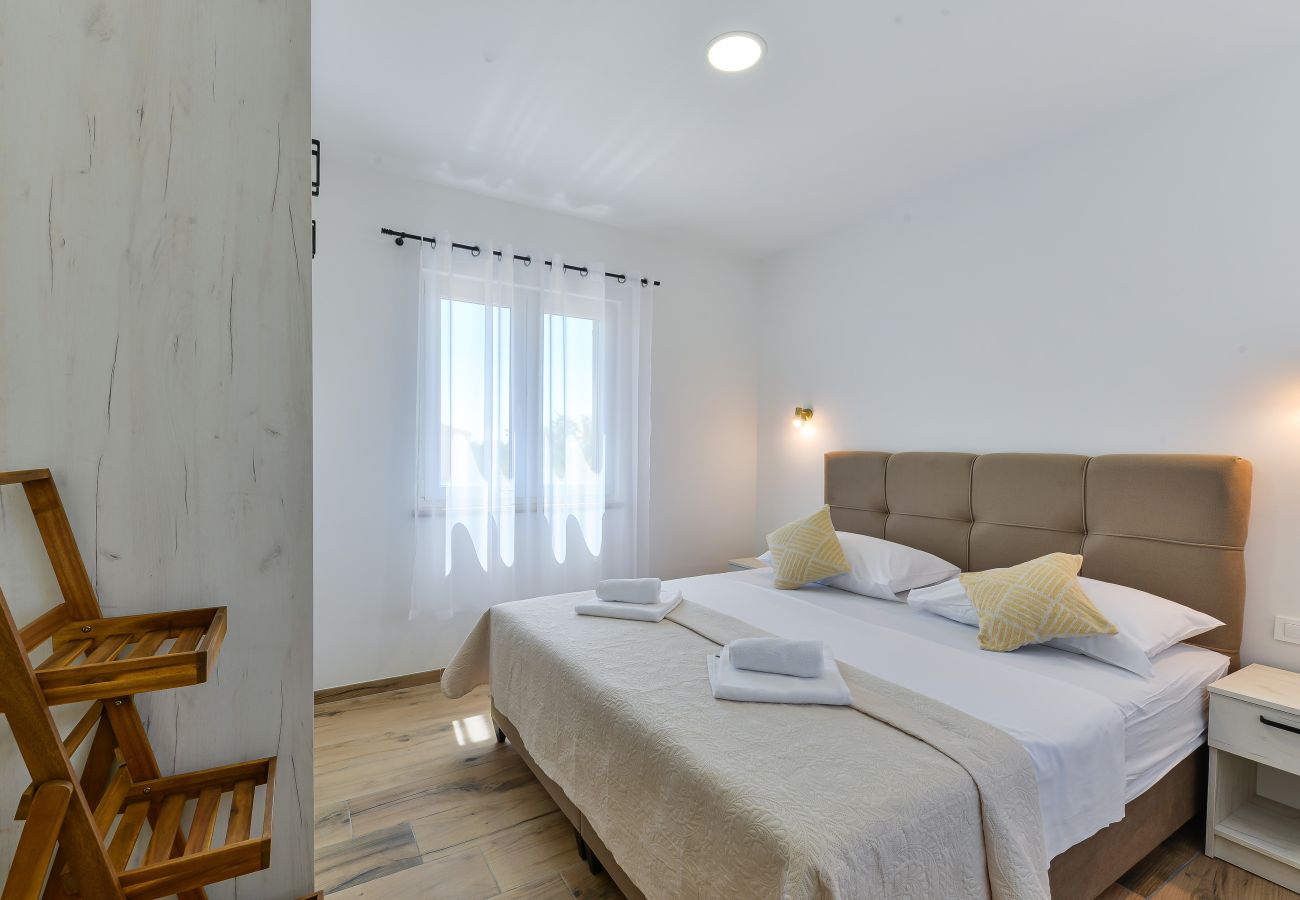 Villa in Privlaka - Villa Rea 4 mit beheiztem Pool