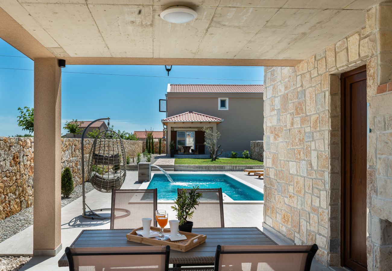 Villa in Privlaka - Villa Rea 4 mit beheiztem Pool