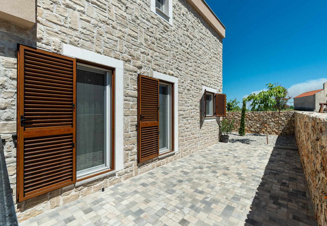 Villa in Privlaka - Villa Rea 4 mit beheiztem Pool