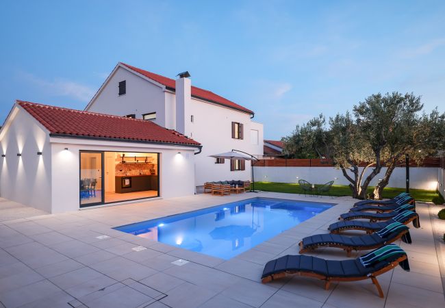 Villa in Sukošan - Villa Elaia mit beheiztem Pool