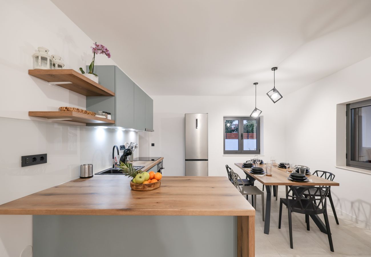 Villa in Sukošan - Villa Elaia mit beheiztem Pool