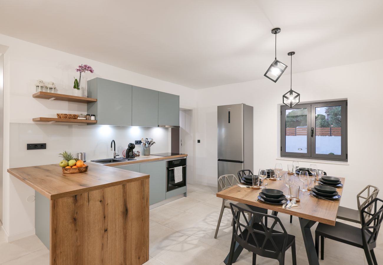 Villa in Sukošan - Villa Elaia mit beheiztem Pool