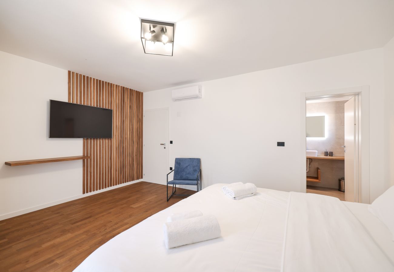 Villa in Sukošan - Villa Elaia mit beheiztem Pool