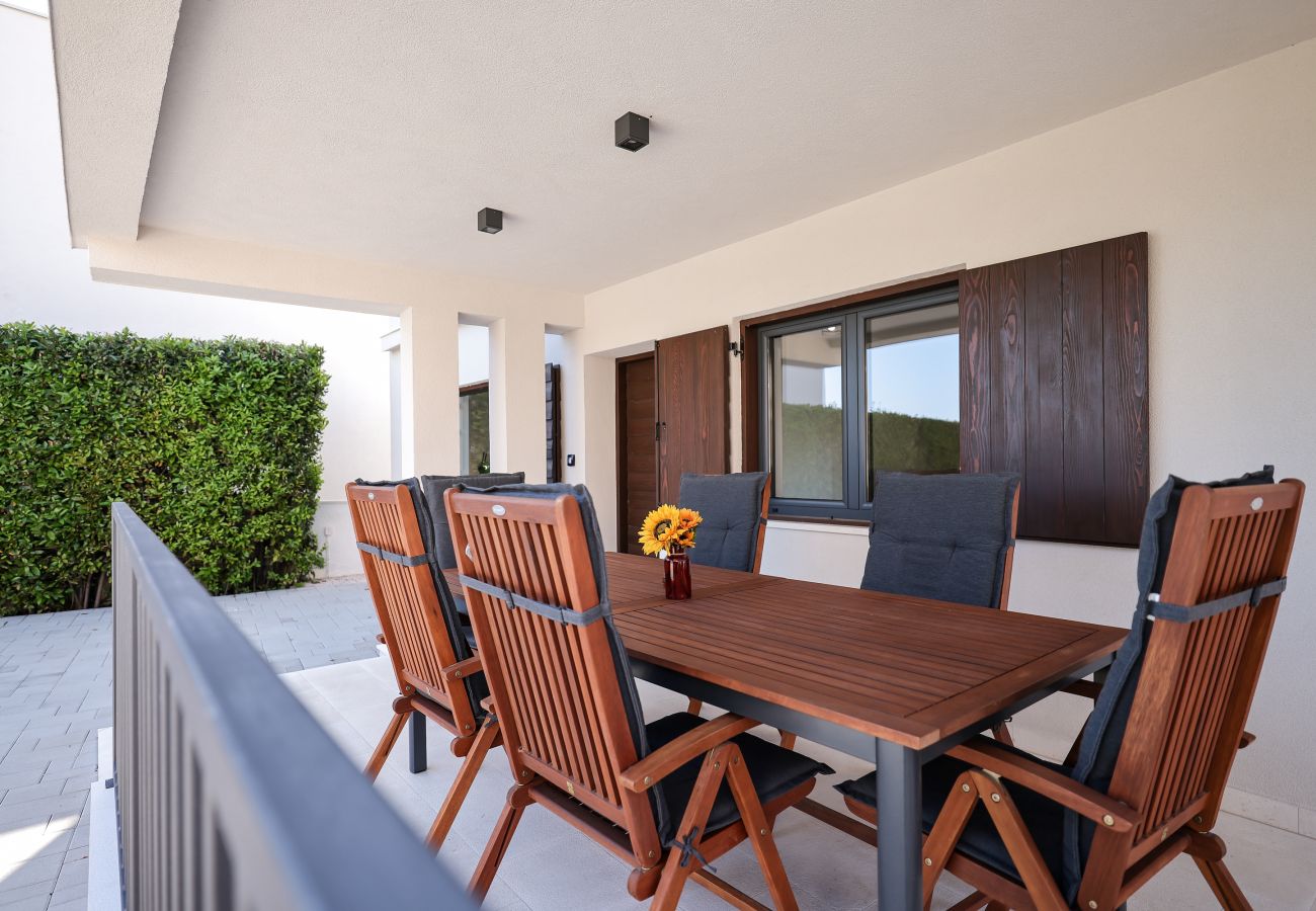 Villa in Sukošan - Villa Elaia mit beheiztem Pool