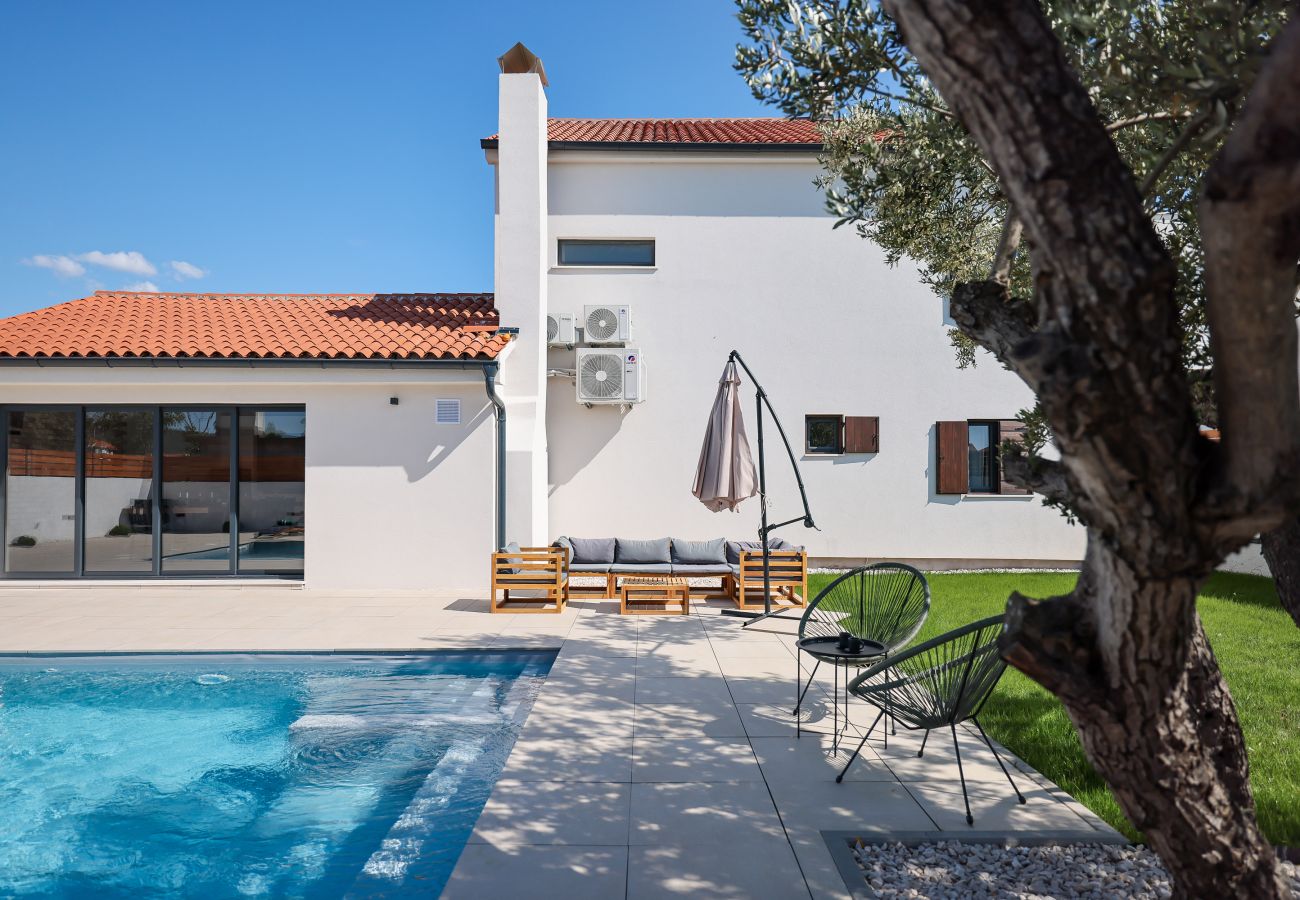 Villa in Sukošan - Villa Elaia mit beheiztem Pool