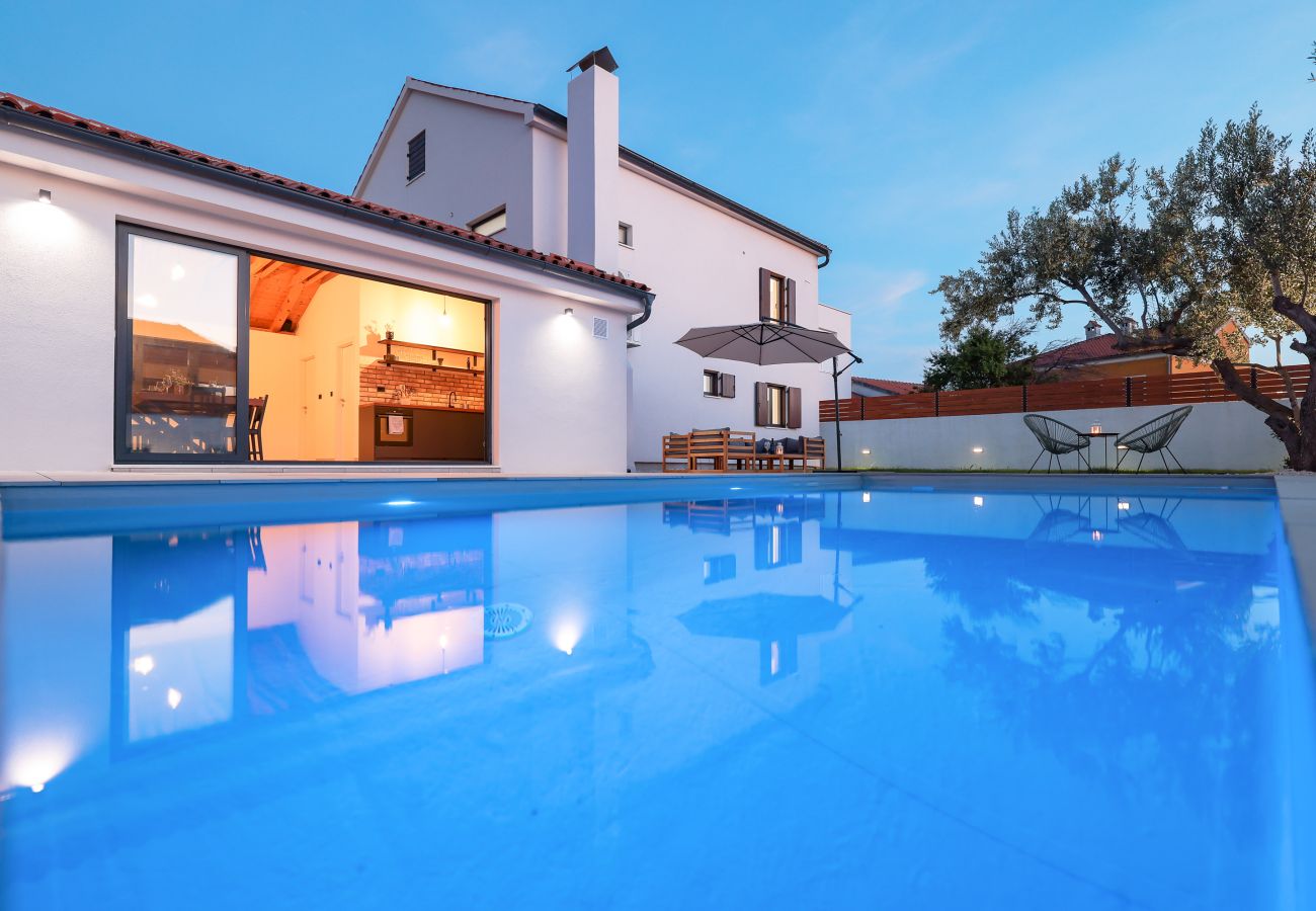 Villa in Sukošan - Villa Elaia mit beheiztem Pool