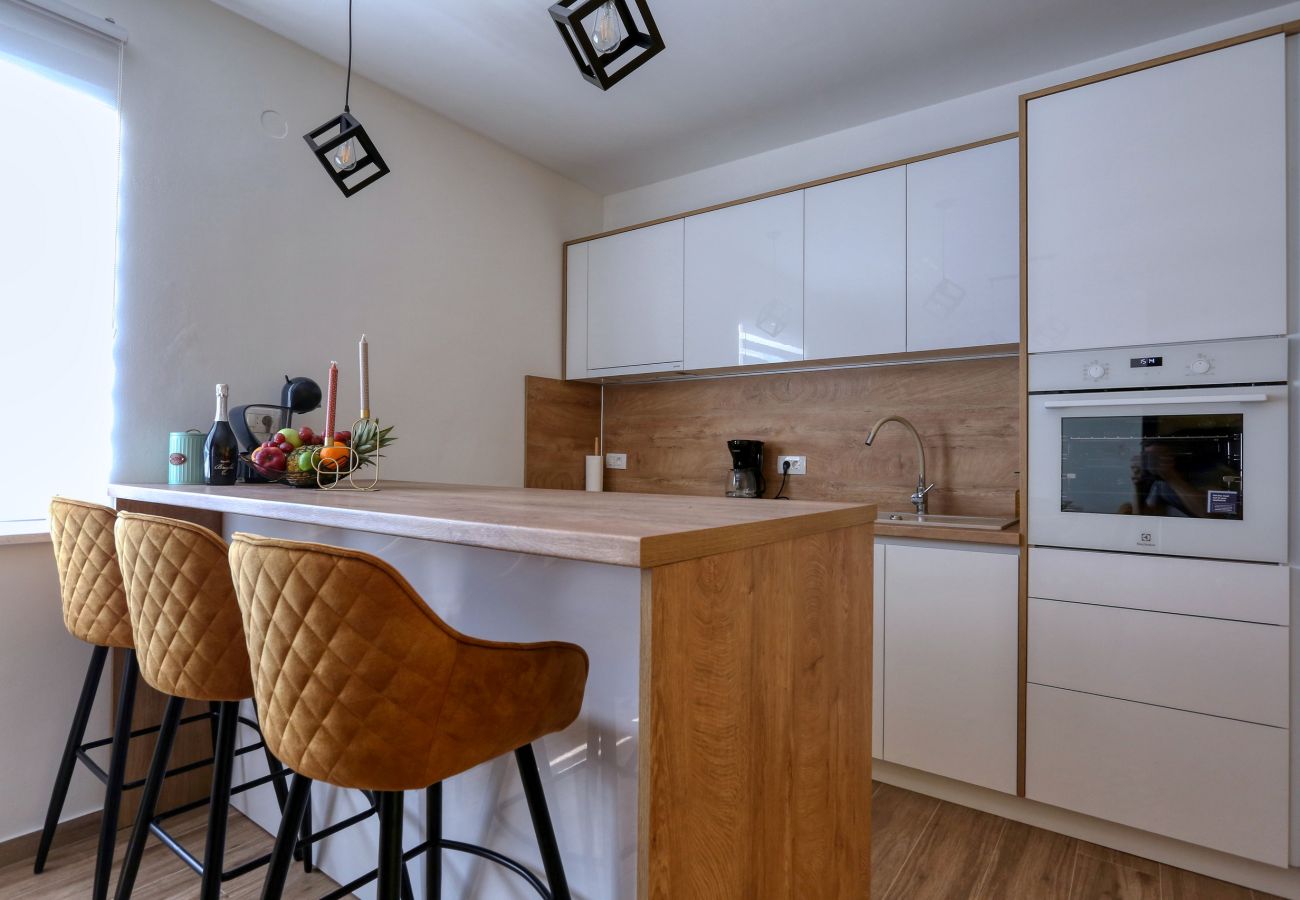 Villa in Debeljak - Villa Orkula mit beheiztem Pool