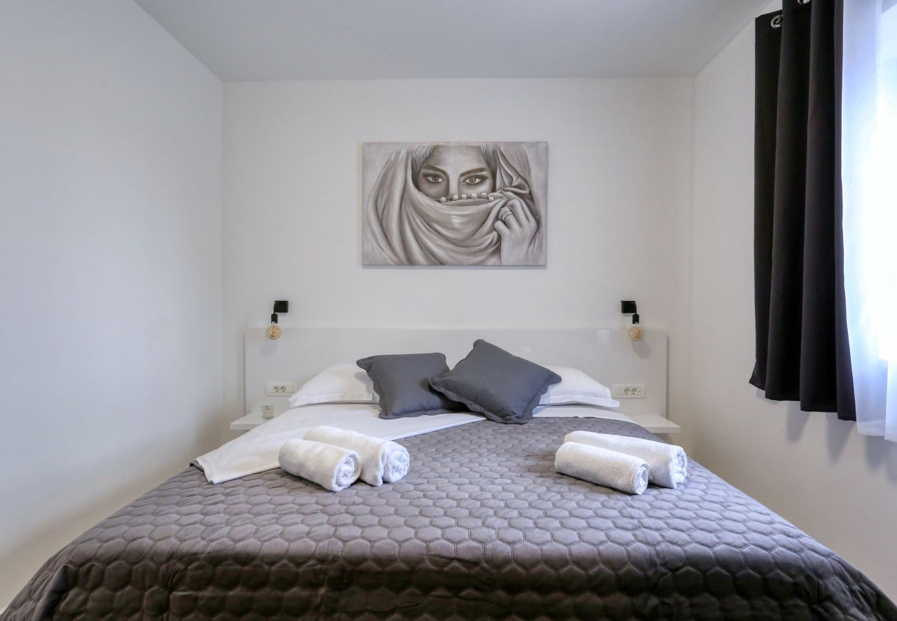 Villa in Debeljak - Villa Orkula mit beheiztem Pool