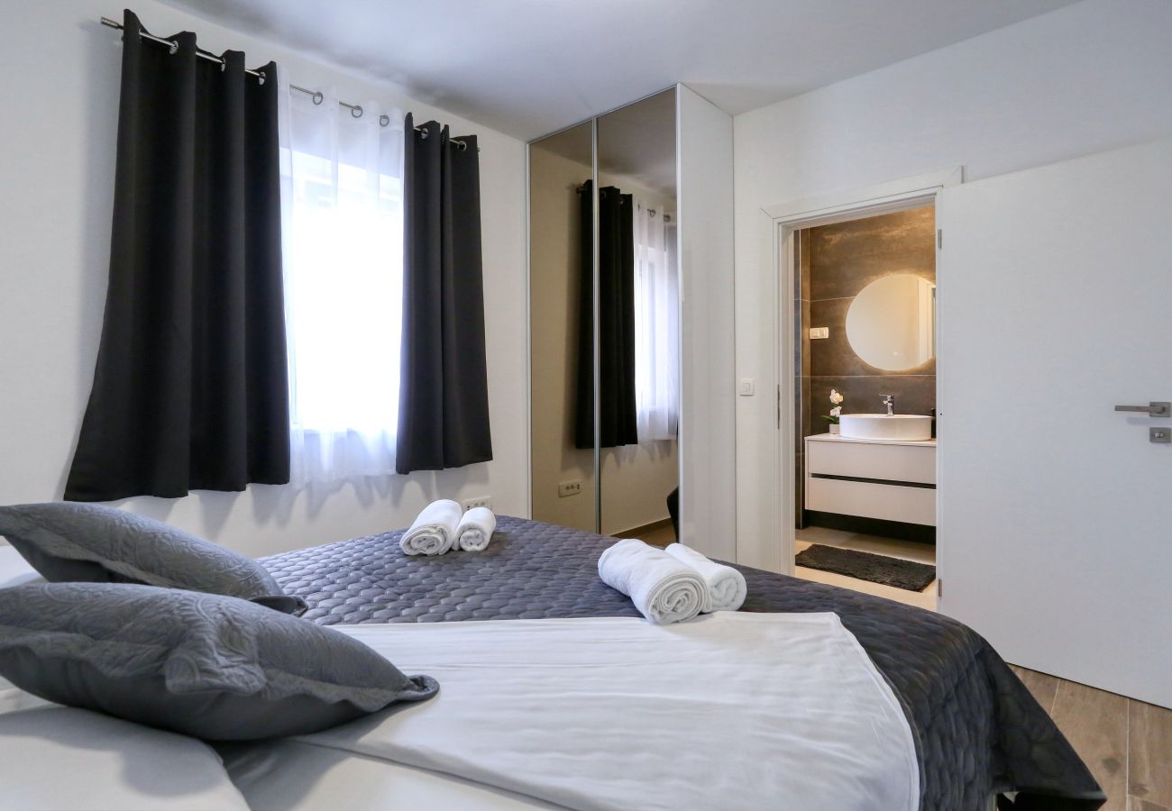 Villa in Debeljak - Villa Orkula mit beheiztem Pool