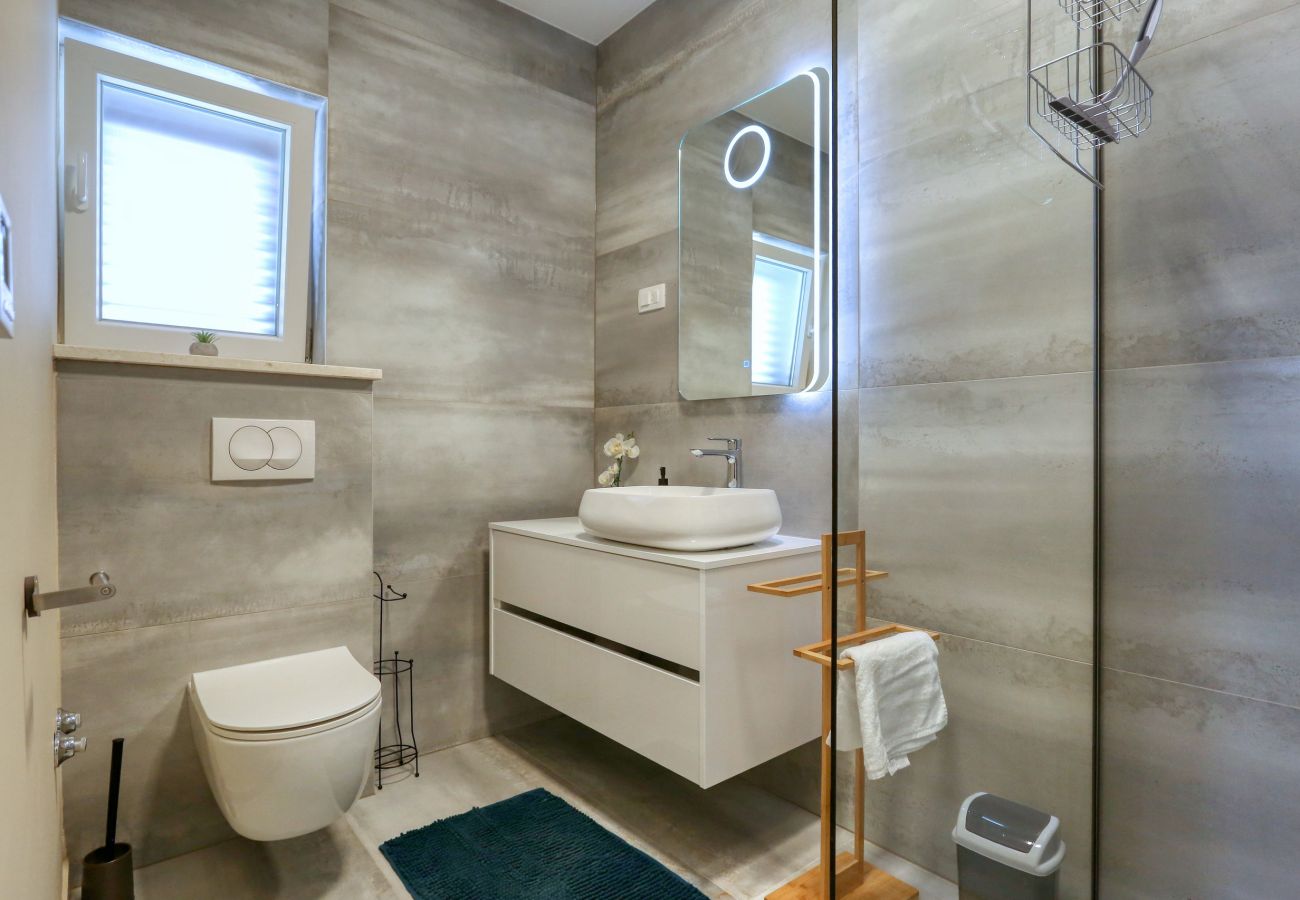 Villa in Debeljak - Villa Orkula mit beheiztem Pool