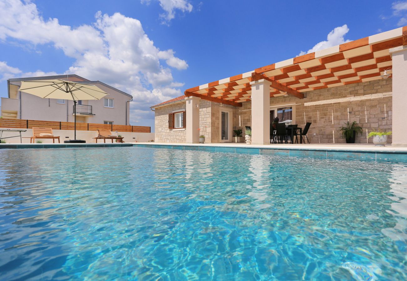 Villa in Debeljak - Villa Orkula mit beheiztem Pool