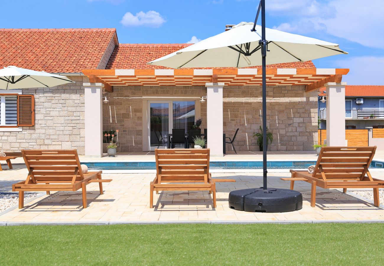 Villa in Debeljak - Villa Orkula mit beheiztem Pool
