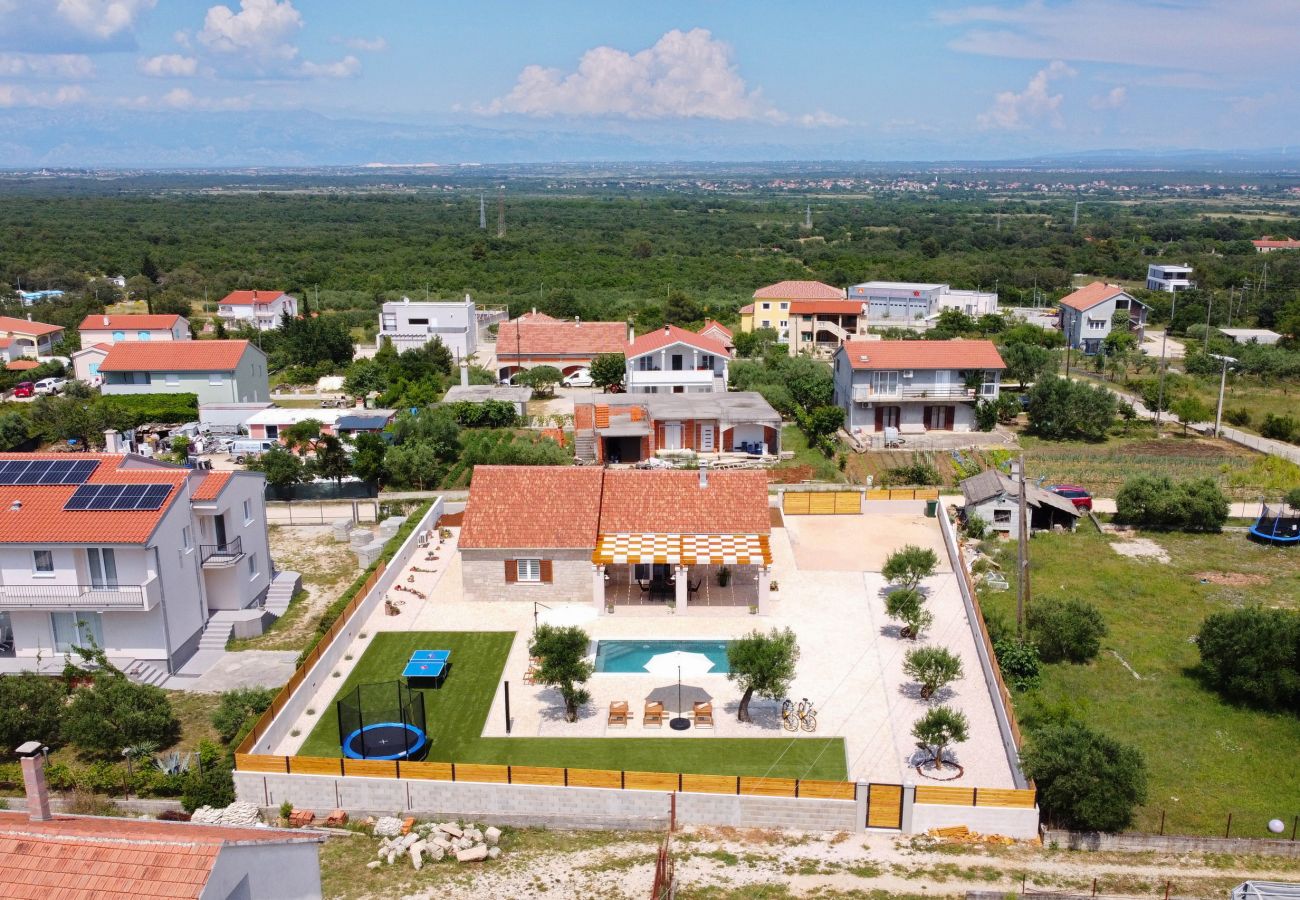 Villa in Debeljak - Villa Orkula mit beheiztem Pool
