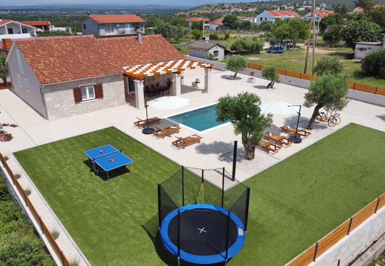 Villa in Debeljak - Villa Orkula mit beheiztem Pool