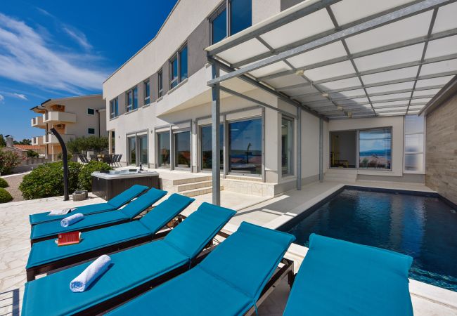 Villa in Posedarje - Villa Costabella mit beheiztem Pool