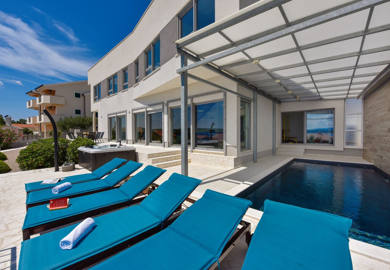 Villa in Posedarje - Villa Costabella mit beheiztem Pool