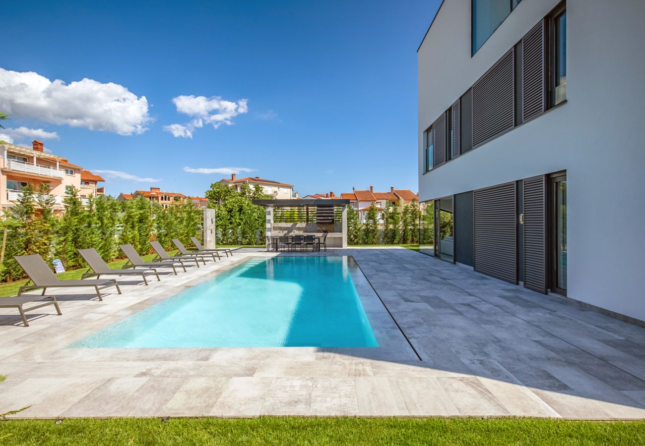 Villa in Fažana - Villa A mit beheiztem Pool