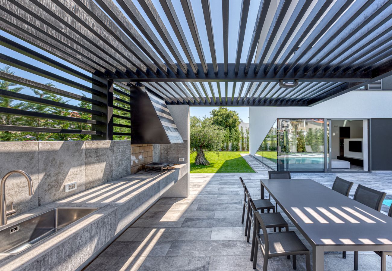 Villa in Fažana - Villa A mit beheiztem Pool