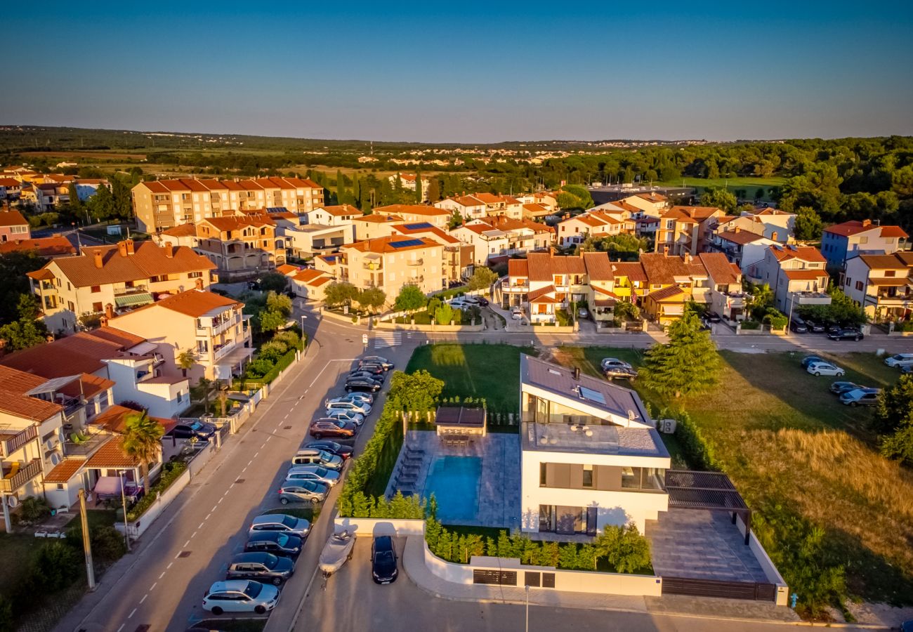 Villa in Fažana - Villa A mit beheiztem Pool
