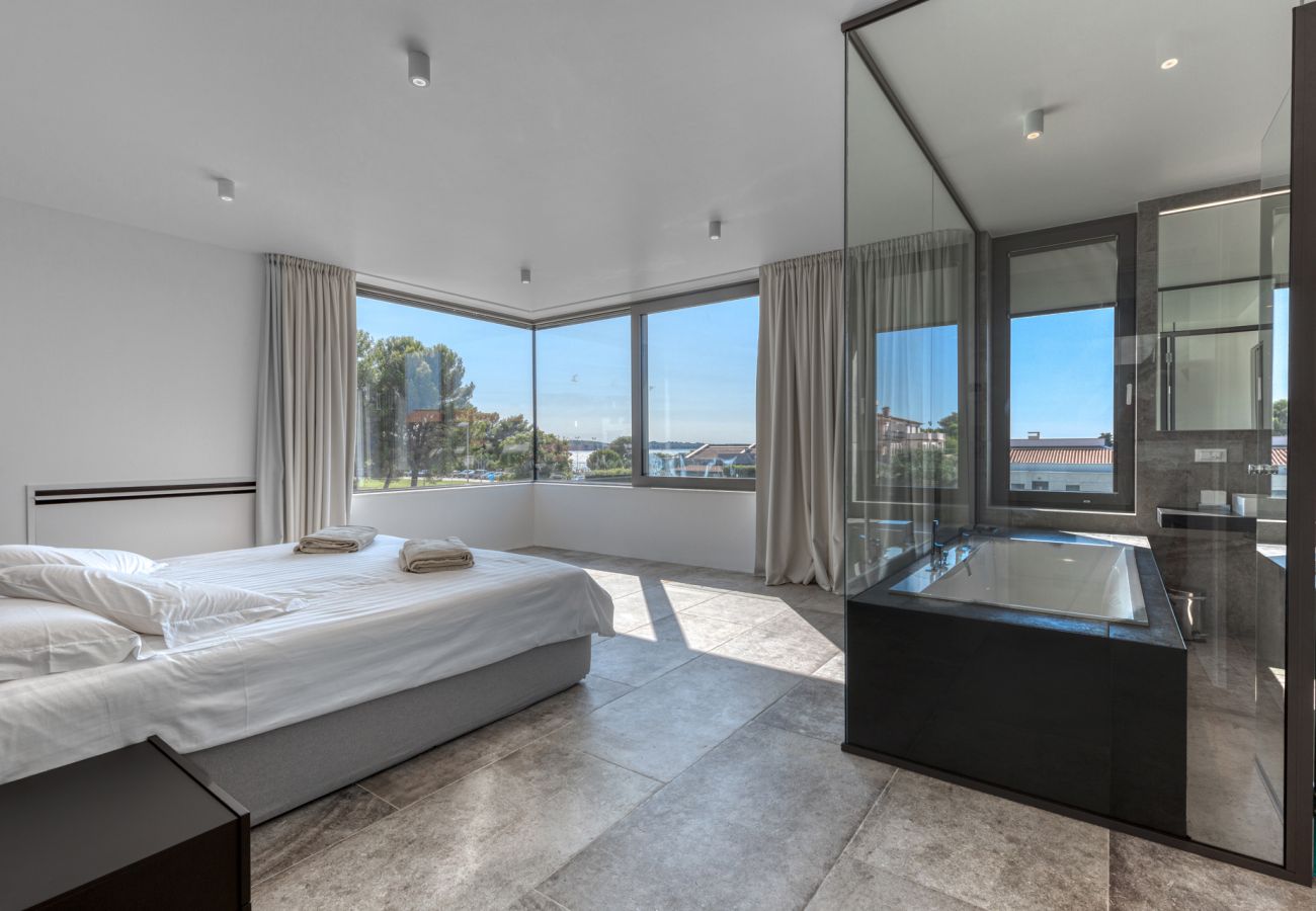 Villa in Fažana - Villa A mit beheiztem Pool