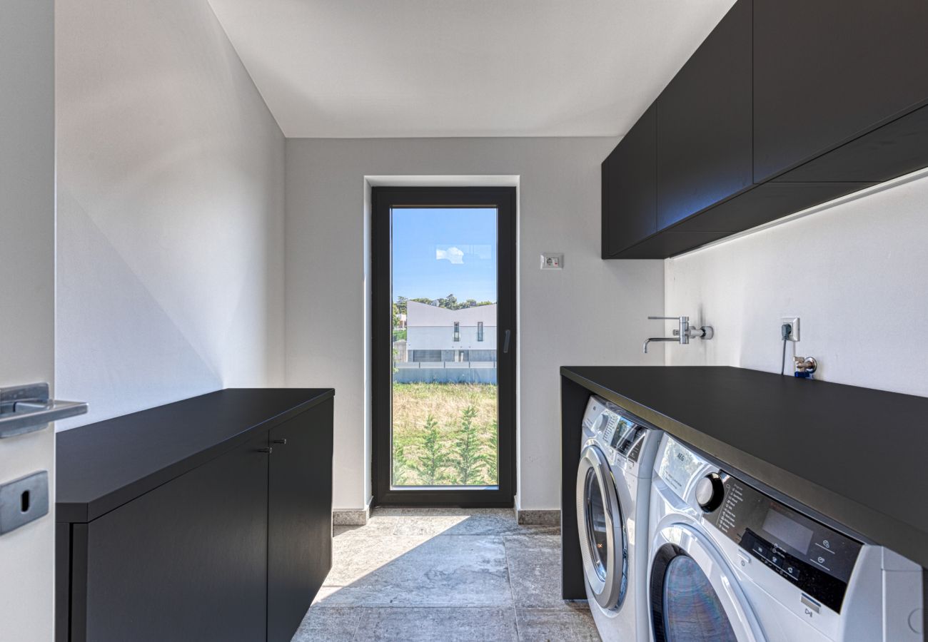 Villa in Fažana - Villa A mit beheiztem Pool