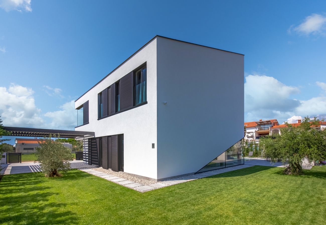 Villa in Fažana - Villa A mit beheiztem Pool