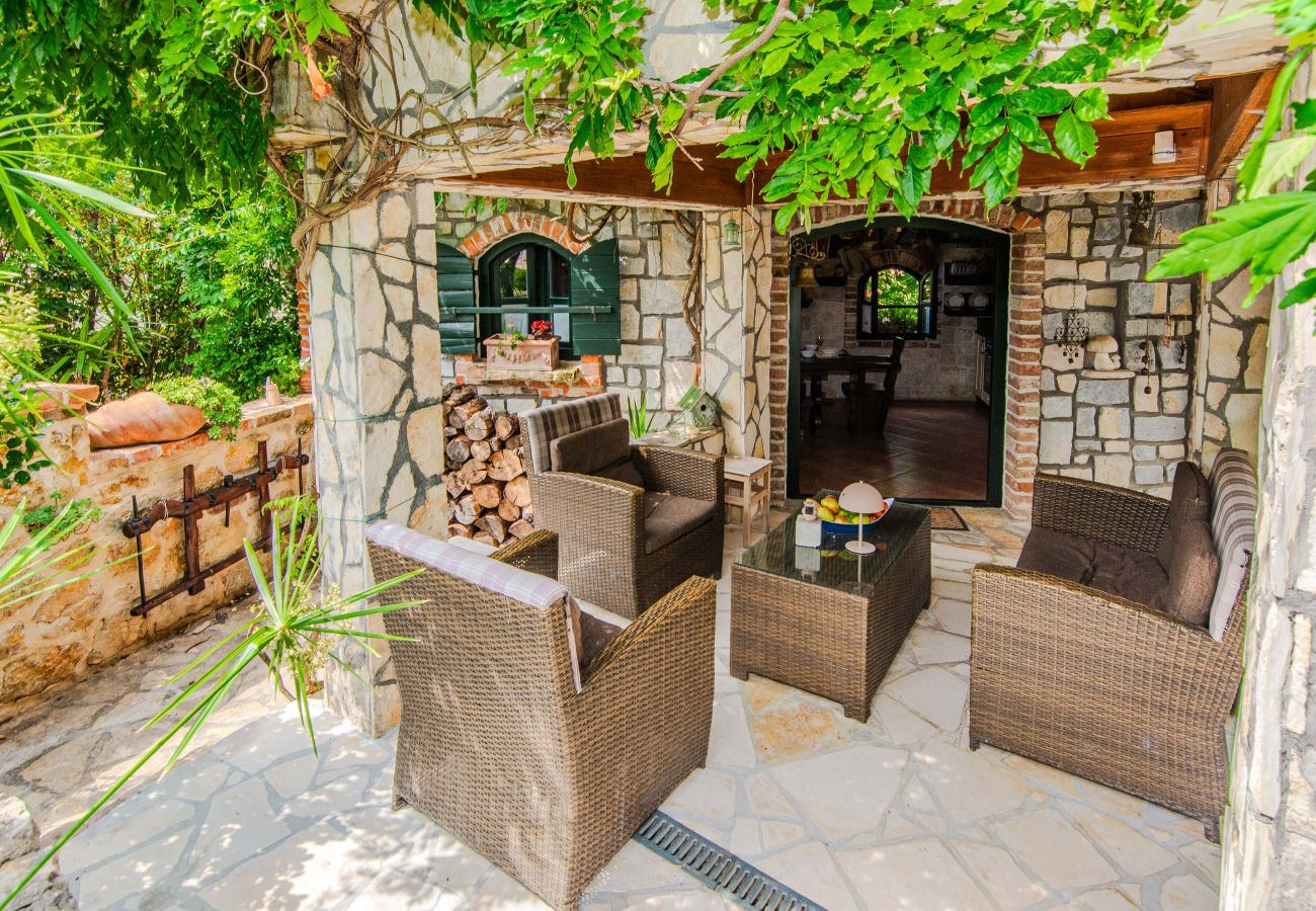 Ferienhaus in Maslenica - Ferienhaus Florendale mit Pool