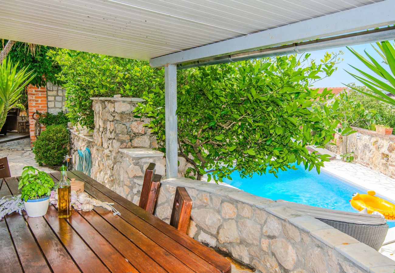 Ferienhaus in Maslenica - Ferienhaus Florendale mit Pool