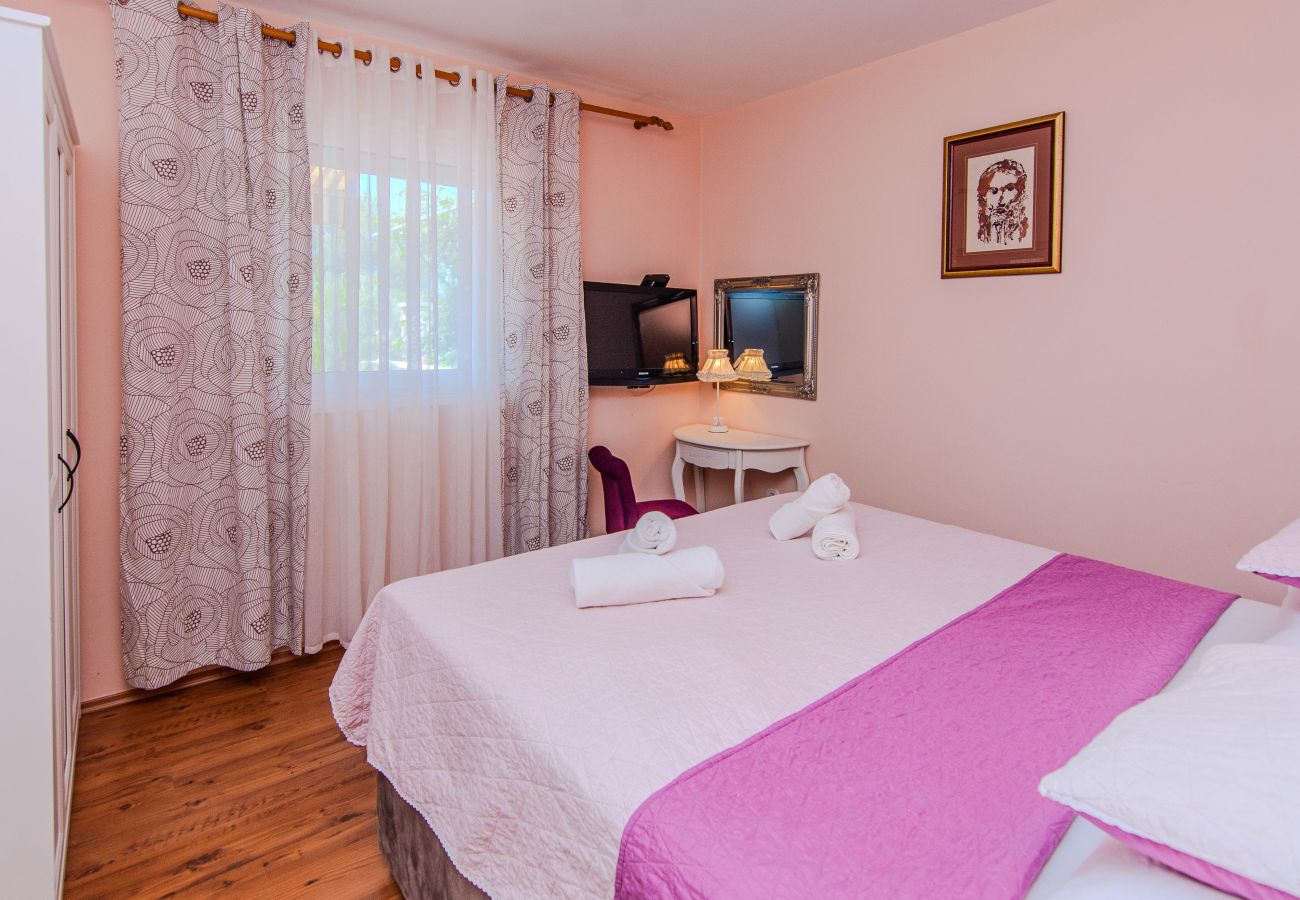 Ferienhaus in Maslenica - Ferienhaus Florendale mit Pool