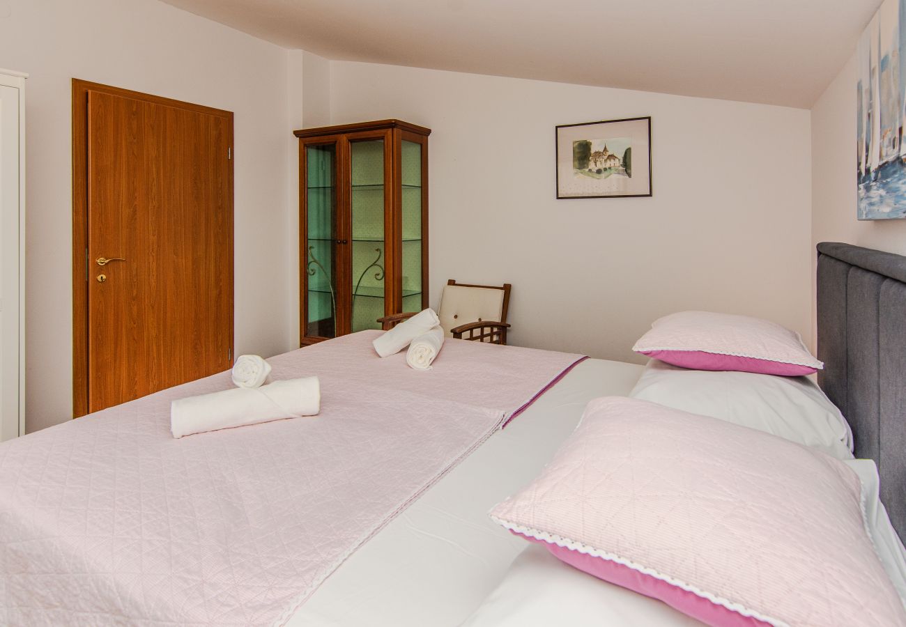 Ferienhaus in Maslenica - Ferienhaus Florendale mit Pool