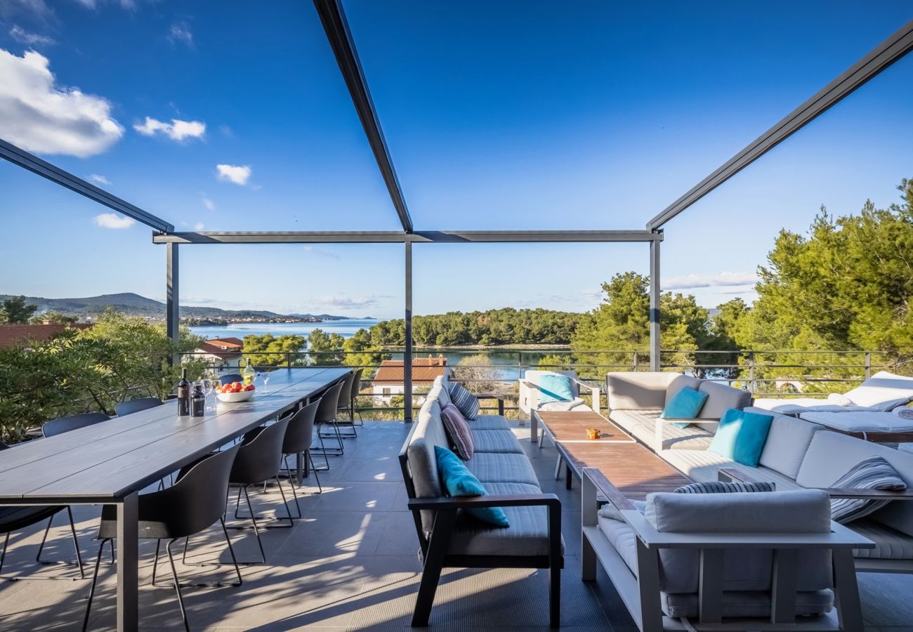 Villa in Barotul - Villa Bella mit beheiztem Pool