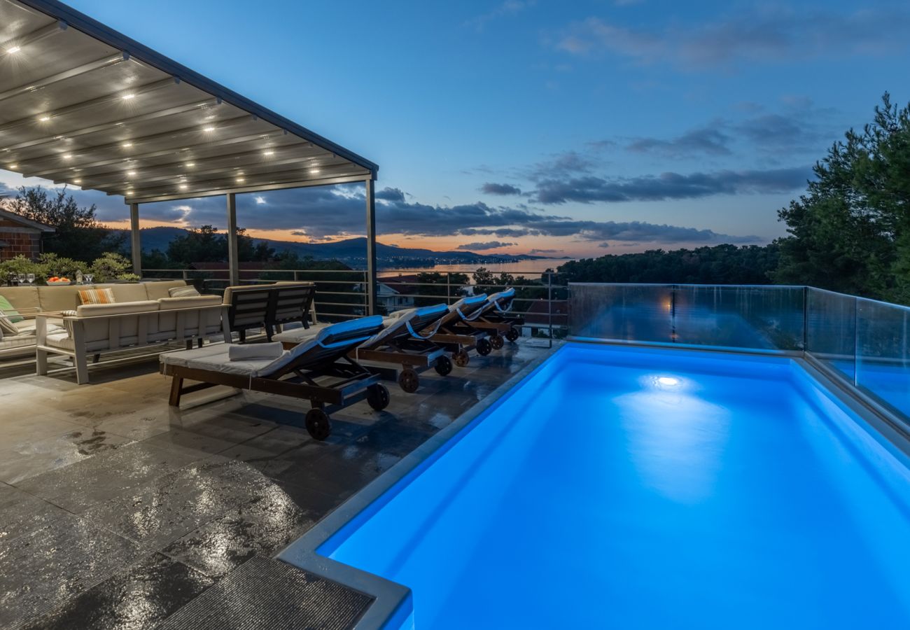 Villa in Barotul - Villa Bella mit beheiztem Pool