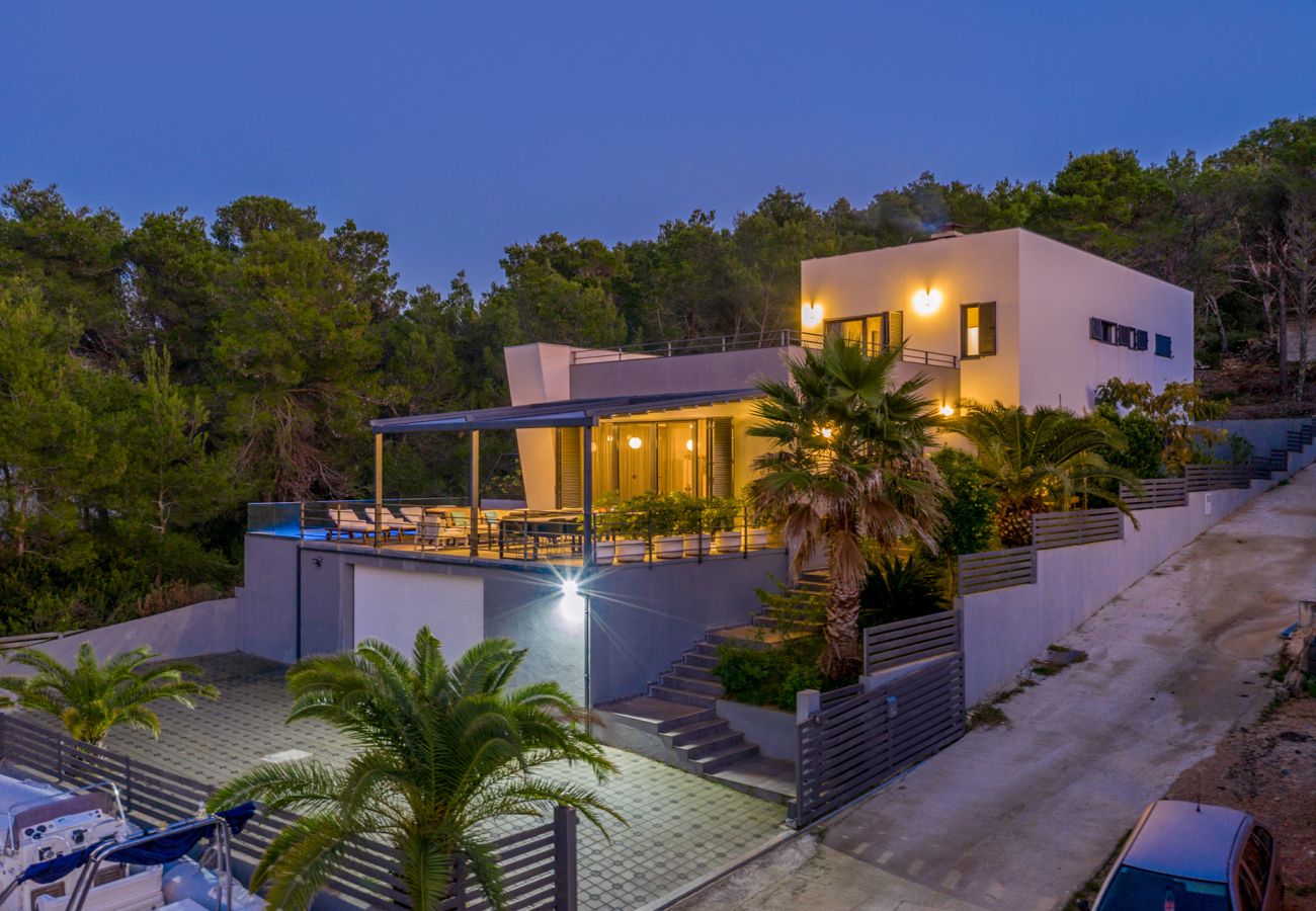 Villa in Barotul - Villa Bella mit beheiztem Pool