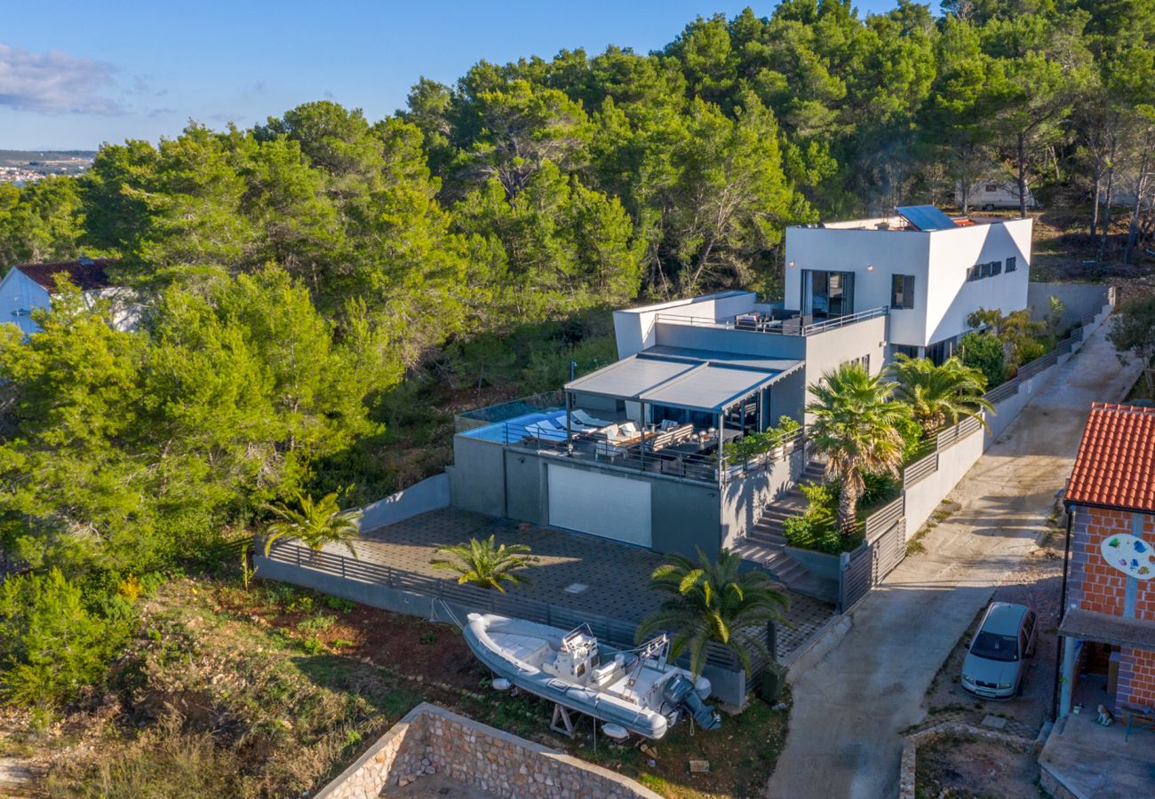 Villa in Barotul - Villa Bella mit beheiztem Pool