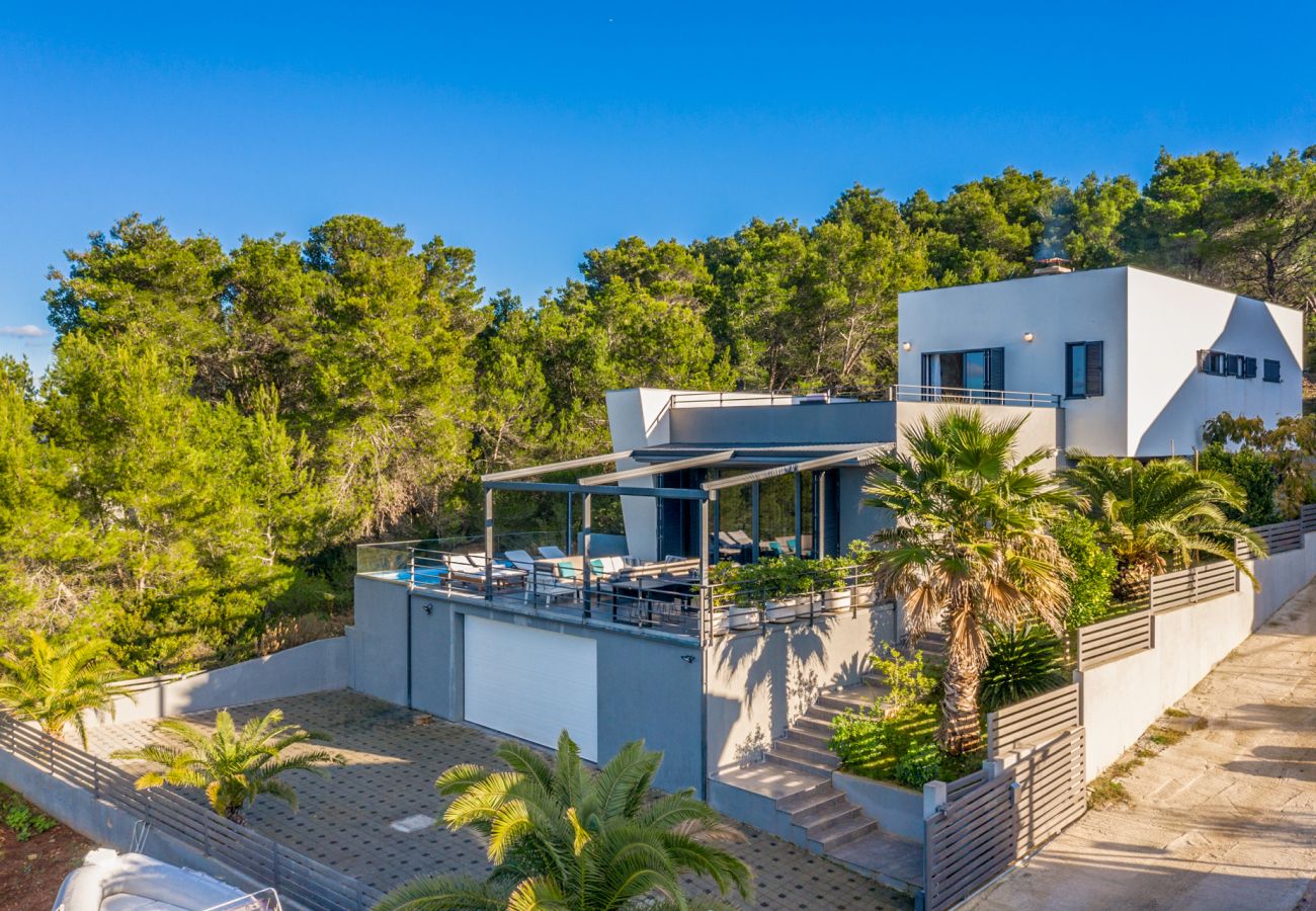 Villa in Barotul - Villa Bella mit beheiztem Pool