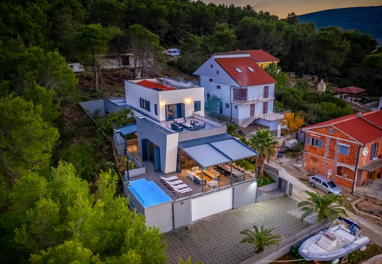 Villa in Barotul - Villa Bella mit beheiztem Pool