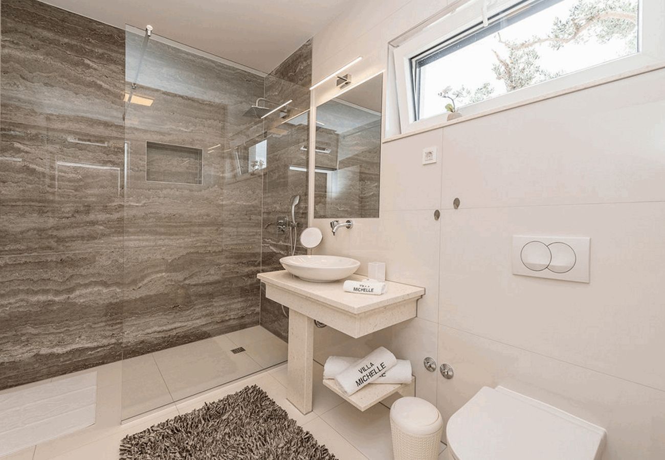 Villa in Maslenica - Villa Michelle mit Infinity-Pool