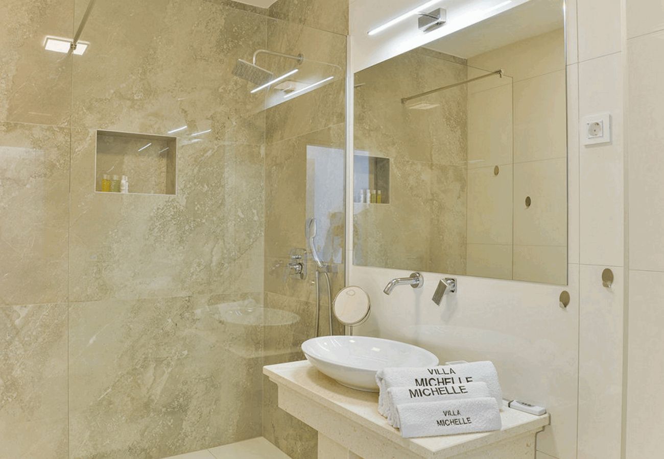 Villa in Maslenica - Villa Michelle mit Infinity-Pool