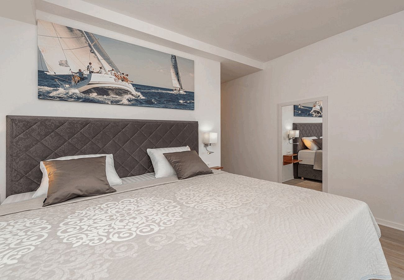 Villa in Maslenica - Villa Michelle mit Infinity-Pool