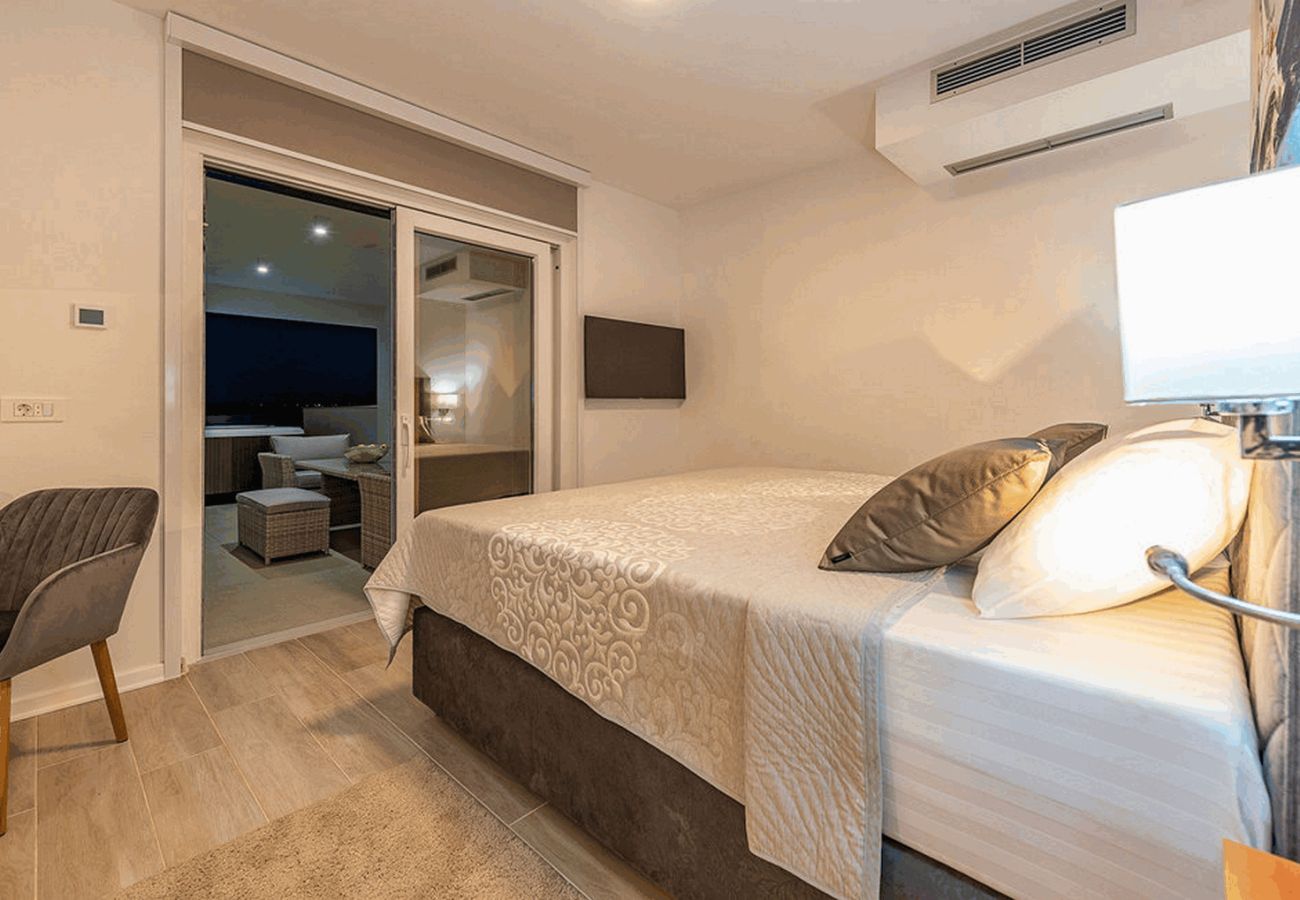 Villa in Maslenica - Villa Michelle mit Infinity-Pool