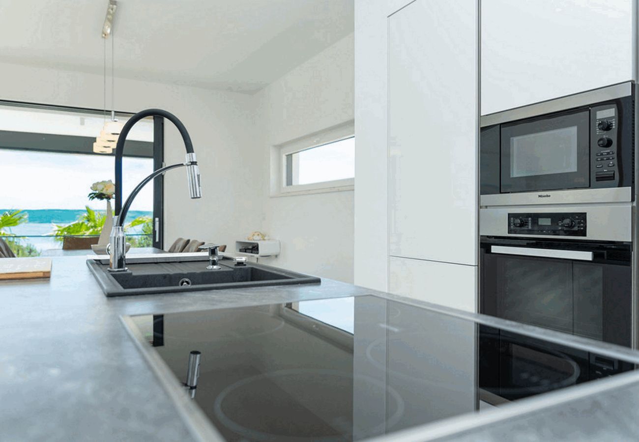 Villa in Maslenica - Villa Michelle mit Infinity-Pool