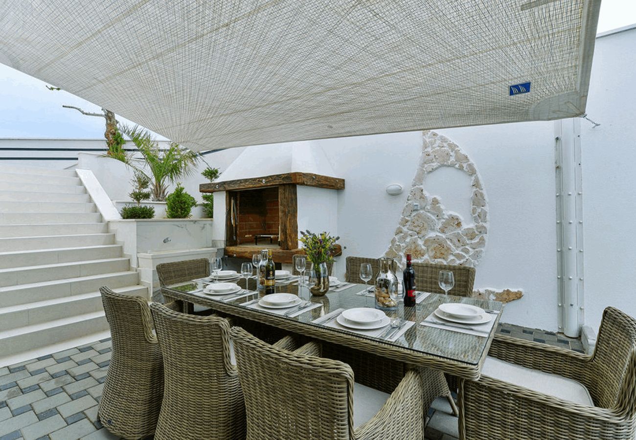 Villa in Maslenica - Villa Michelle mit Infinity-Pool