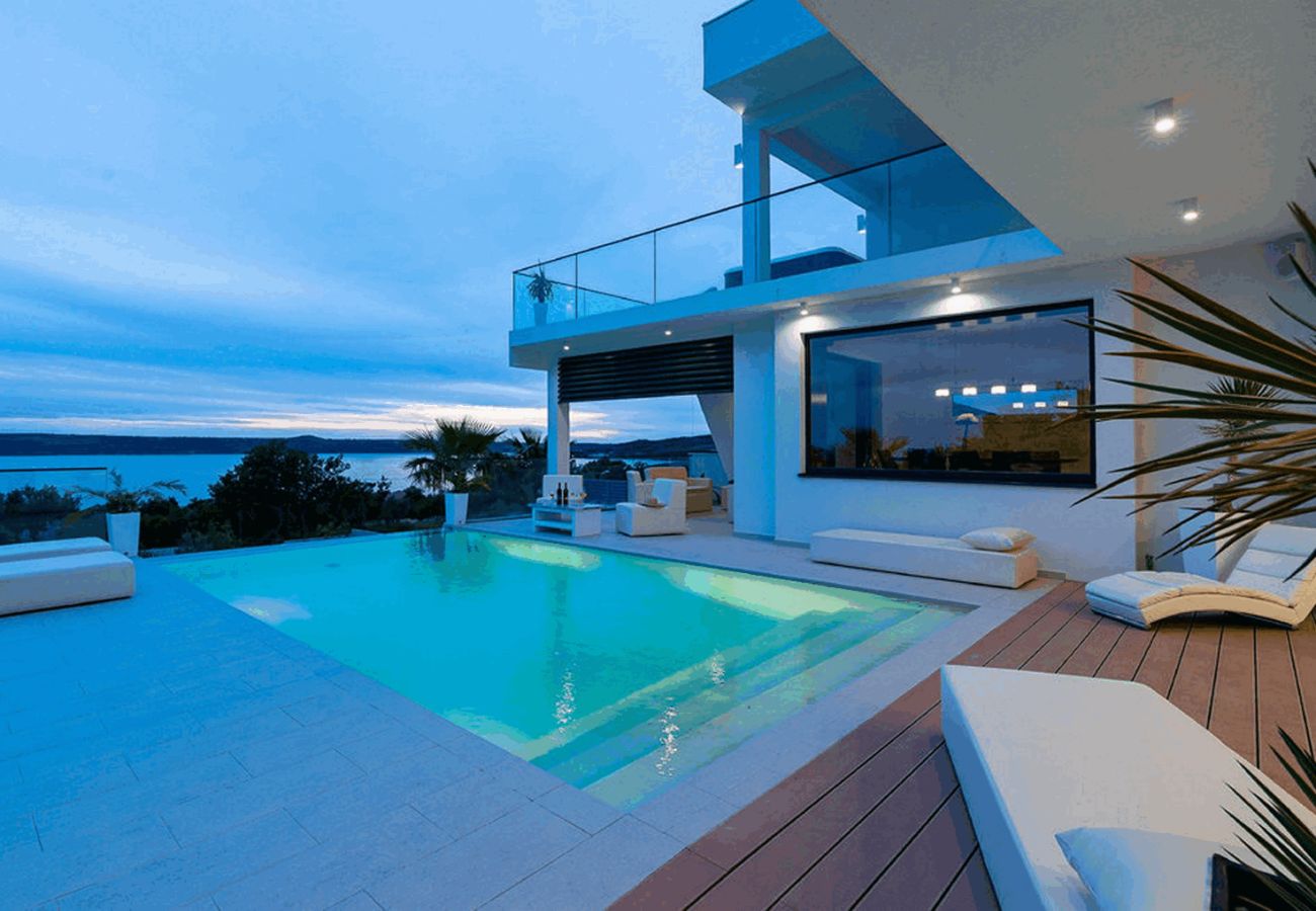 Villa in Maslenica - Villa Michelle mit Infinity-Pool