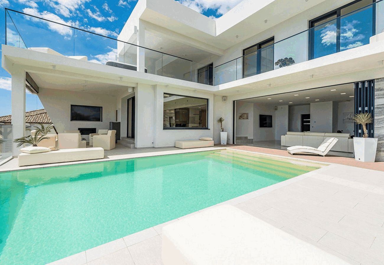 Villa in Maslenica - Villa Michelle mit Infinity-Pool