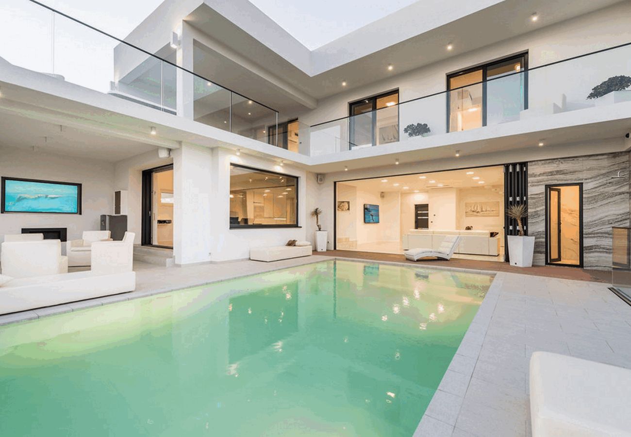 Villa in Maslenica - Villa Michelle mit Infinity-Pool