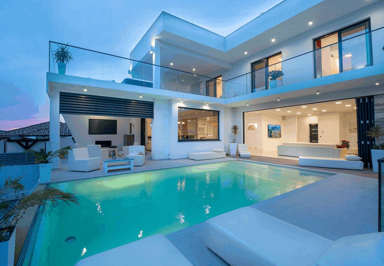 Villa in Maslenica - Villa Michelle mit Infinity-Pool