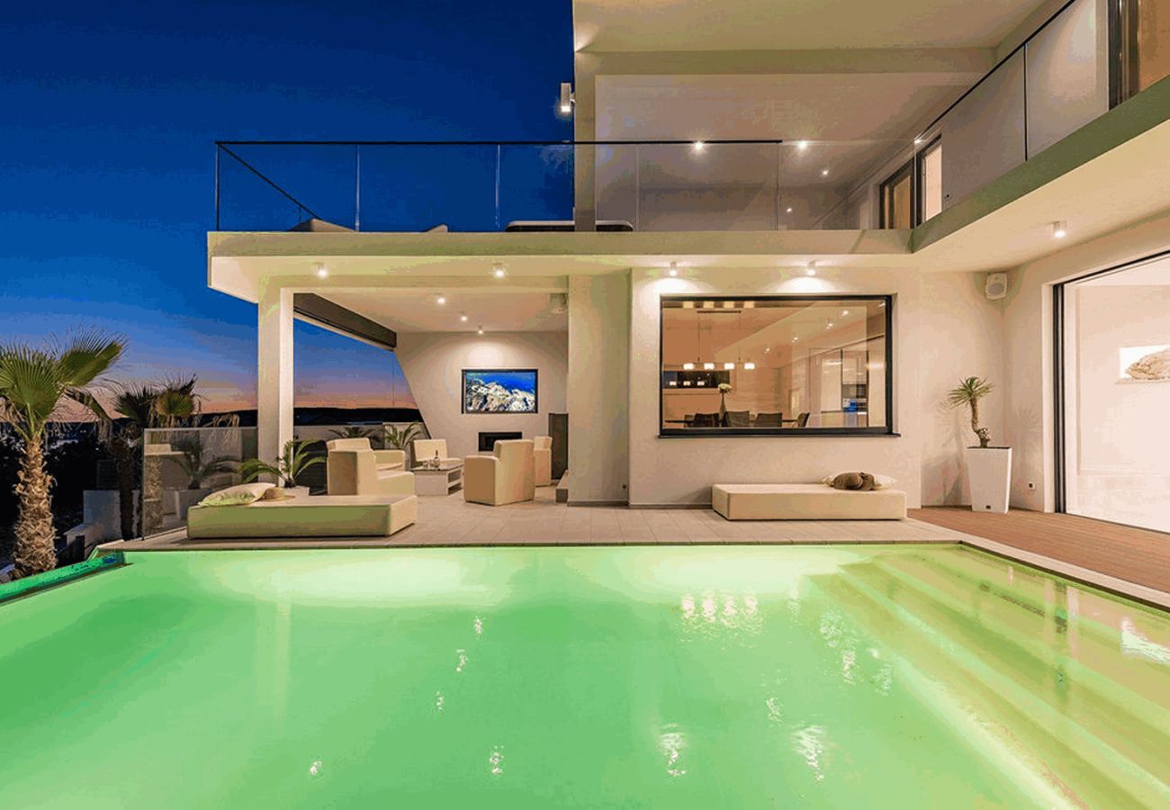 Villa in Maslenica - Villa Michelle mit Infinity-Pool