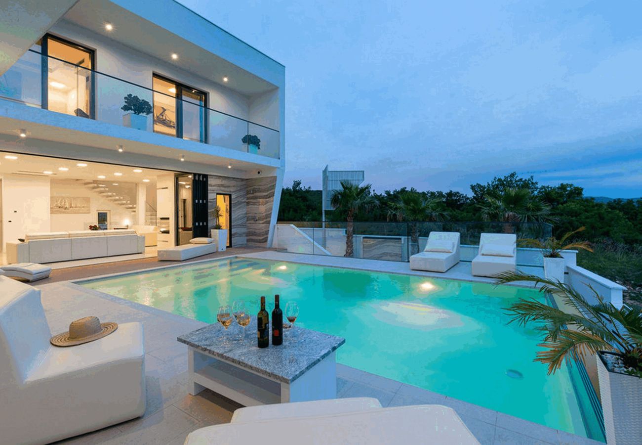 Villa in Maslenica - Villa Michelle mit Infinity-Pool