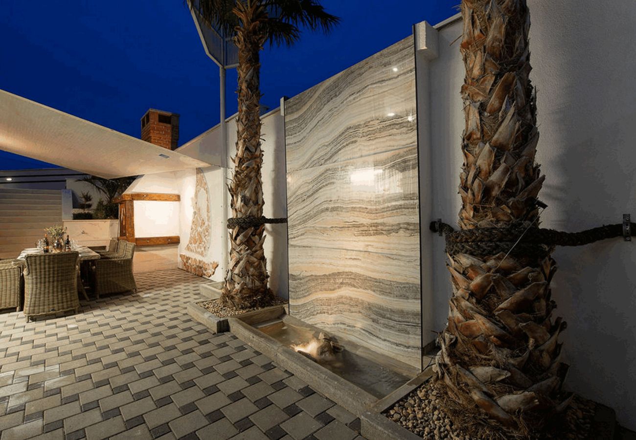 Villa in Maslenica - Villa Michelle mit Infinity-Pool