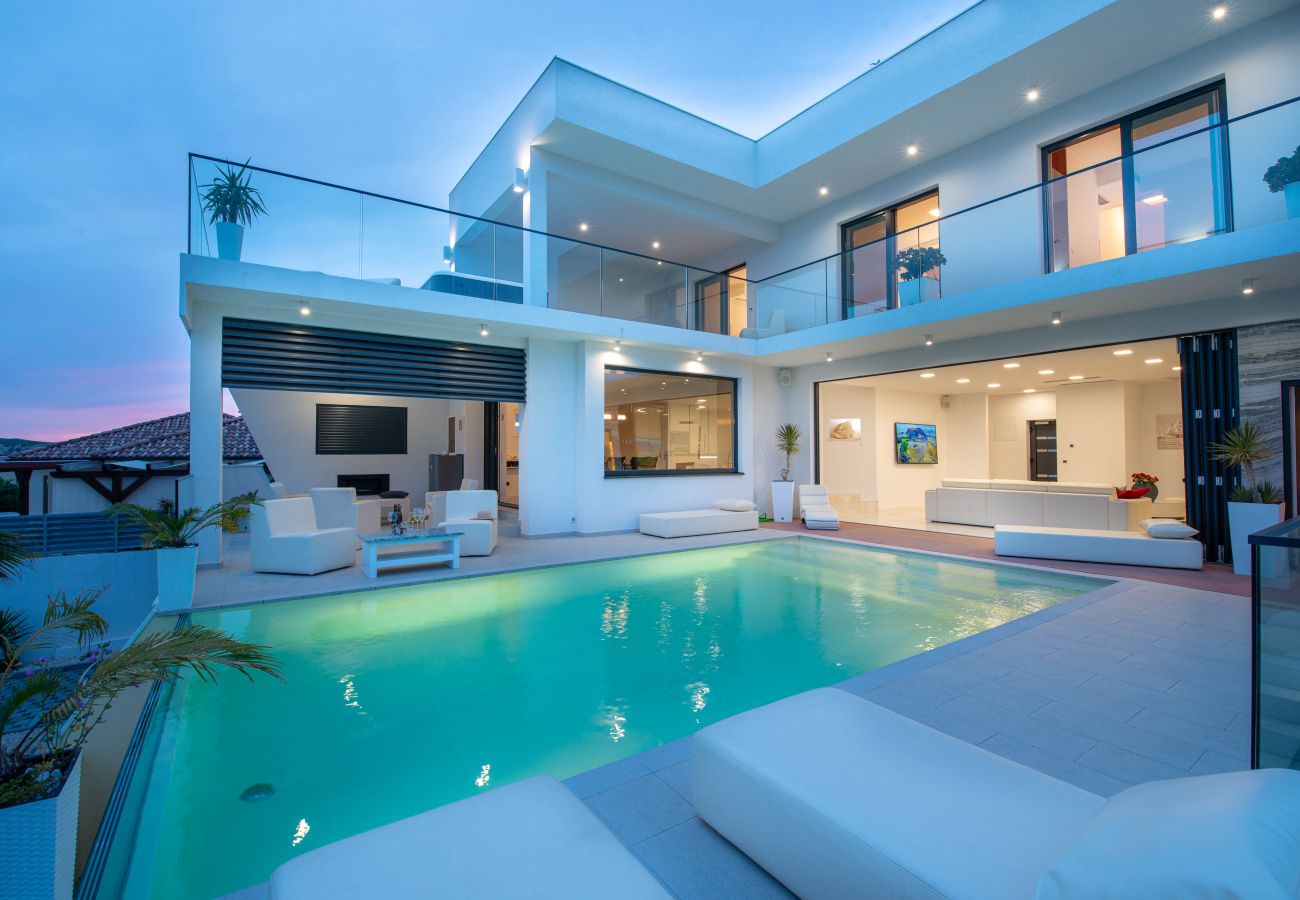 Villa in Maslenica - Villa Michelle mit Infinity-Pool